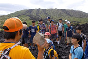 活火山のメカニズムなどについて説明を受けるスクール生