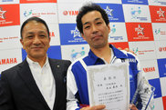 日本大会で優勝したYSP札幌西土谷義彦さん（右）