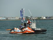 ボートや水上オートバイでゴミを回収する社員