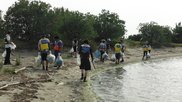 浜名湖の湖岸でゴミを回収する社員