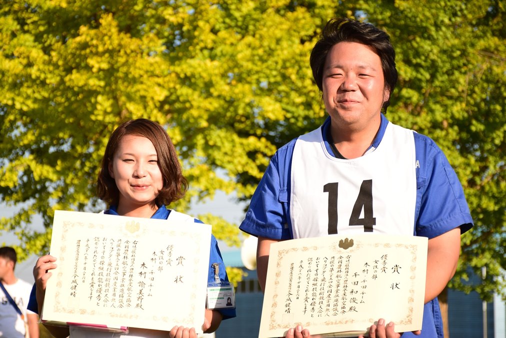 「女性の部」で優勝した木村諭美野さん（左）とナビゲーターの千田和俊さん（右）