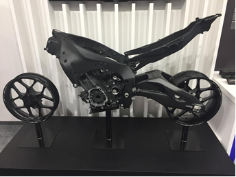 当社の鋳造部品で構成されたスケルトンモデル「YZF-R1」