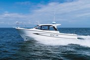 走行性能と釣り機能性、居住性に優れたディーゼルインボード仕様のフィッシングボート「DFR-33」