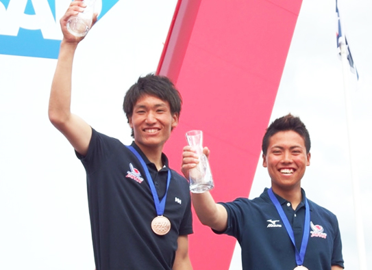 470級ジュニア世界選手権大会で3位に入賞したヤマハセーリングチームの高山選手（写真右）と高柳選手（写真左)（写真提供：JSAF）